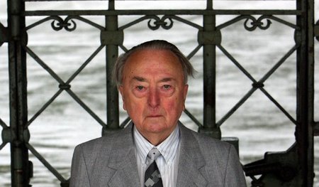 Ottomar Rothmann vor dem Lagertor des früheren Konzentrationslag...