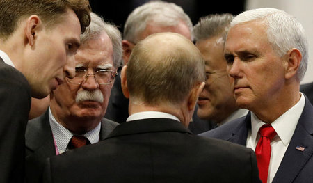 US-Vizepräsident Michael Pence (r.) im Gespräch mit dem russisch...