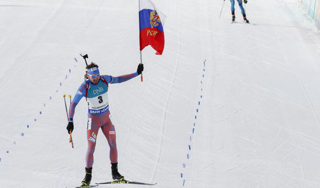 Flagge gezeigt: Anton Schipulin im März 2017 bei einem Weltcup-S...