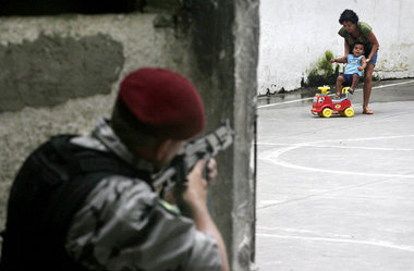 Mutter und Kind im Visier: Übung der Militärpolizei in einer Fav... Mutter und Kind im Visier: Übung der Militärpolizei in einer Fav...