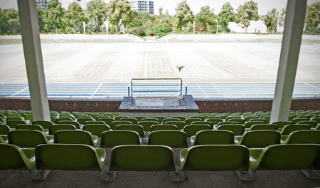 »Nichts für Profifußball«: Haupttribüne des Viktoria-Stadions