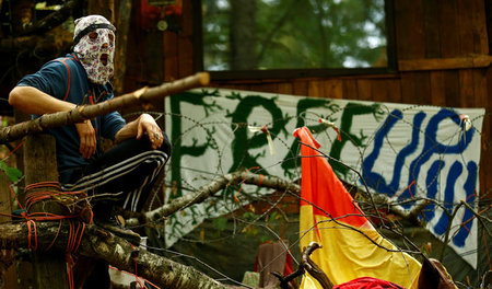 Heißer Herbst im Hambacher Forst: Ein Aktivist im Gespräch mit J...
