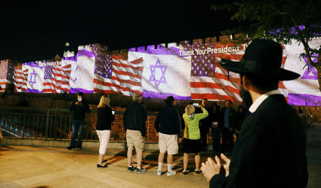 »Danke, Präsident Trump«: Die Flagge Israels und der USA wird au...
