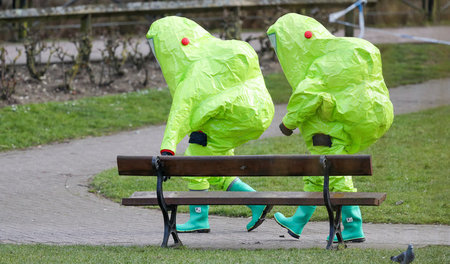Undurchsichtig: Einsatzkräfte in Schutzanzügen im britischen Sal...