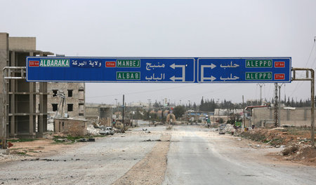 Unter Kontrolle der Armee: Straßenschild in Richtung Manbidsch (...