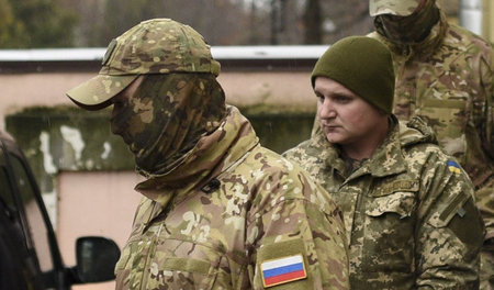 In Haft genommen: Ein ukrainischer Matrose wird von russischen P...