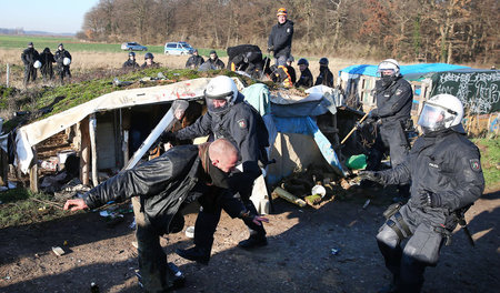 Rabiate Durchsuchung des Camps am Freitag