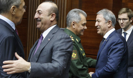 Der russische Außenminister Sergej Lawrow (l-r), sein türkischer...