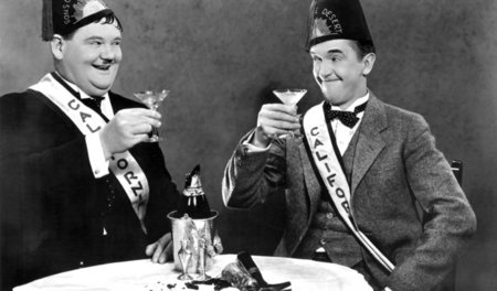 Die beiden »Wüstensöhne« aus Kalifornien (Stan Laurel, r., und O...