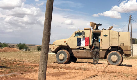 Ein Militärfahrzeug mit französischer Flagge bei Manbidsch im Ma...