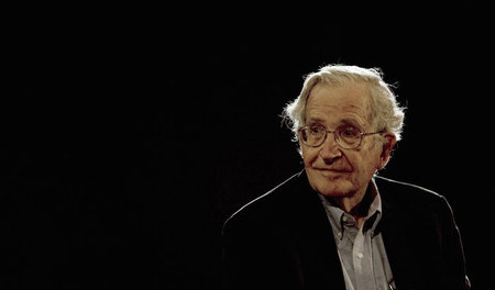 90 Jahre alt ist Noam Chomsky am 7. Dezember geworden. Zum Jahre...