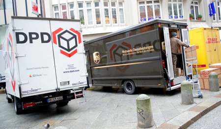 Fahrzeuge der Logistikunternehmen DPD, UPS und DHL in der Hambur...