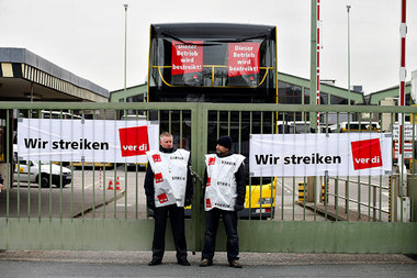 Nichts geht mehr bei den Berliner Verkehrsbetrieben. Rund 12000 ... Nichts geht mehr bei den Berliner Verkehrsbetrieben. Rund 12000 ...