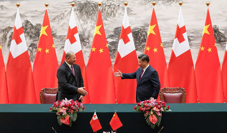 König Tupou VI. von Tonga und Chinas Präsident Xi Jinping (r.) a...