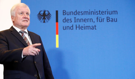 Erhöht die Frequenz der Forderungen nach Asylrechtsverschärfung:...