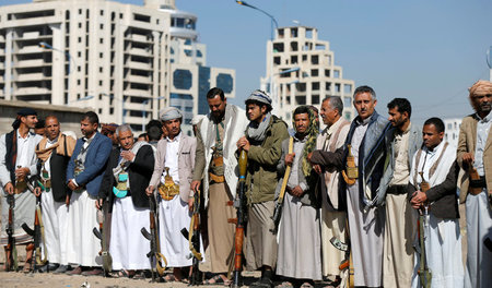 Anhänger der Ansarollah demonstrieren mit Waffen ihre Unterstütz...