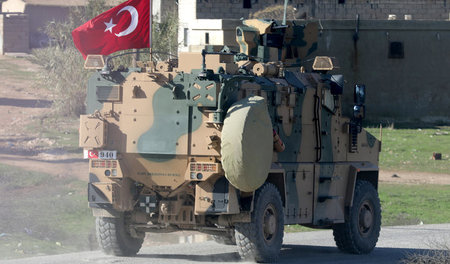 Ein türkisches Militärfahrzeug in der Nähe von Manbidsch (29.12....