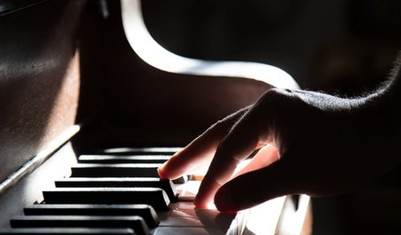 »Tangere« heißt berühren, ein kluger CD-Titel. Das Unterfangen, ...