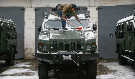 Kurz vor Übergabe: Militärisches Einsatzgerät wird im Kiewer Pan...