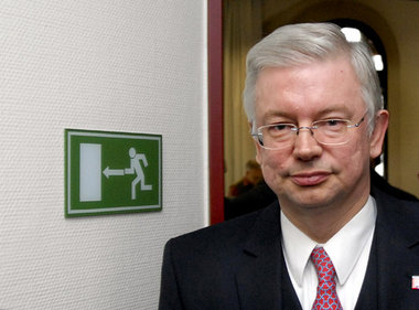 Roland Koch kann sich freuen: Er darf weiter als Ministerpräside... Roland Koch kann sich freuen: Er darf weiter als Ministerpräside...
