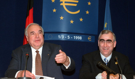 Bundeskanzler Helmut Kohl (CDU, l.) und Bundesfinanzminister The...