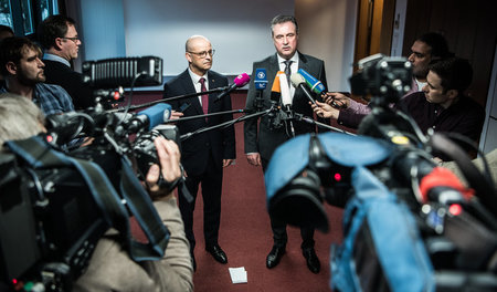 Martin Seiler (l.), Personalvorstand Deutsche Bahn AG, und Claus...