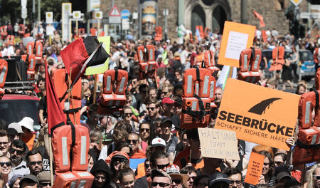 Rettungsweste dabei: Teilnehmer einer Demonstration der Bewegung...