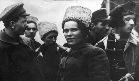 Starb 1934 im französischen Exil: Nestor Machno (Bildmitte) auf ... Starb 1934 im französischen Exil: Nestor Machno (Bildmitte) auf ...
