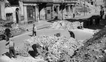 In der Berliner Markgrafenstraße (11. Mai 1949)