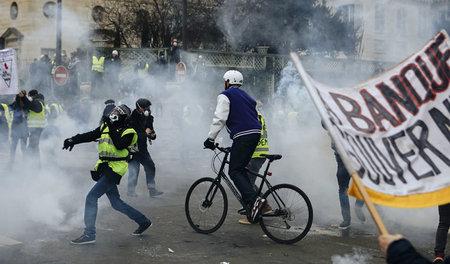 Demonstranten in einer Tränengaswolke: Protest in Paris am Sonna...