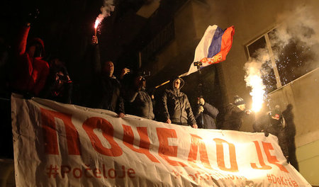 »Es hat begonnen«: Protest vor dem Sitz der staatlichen Rundfunk...