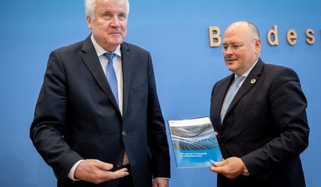 Gesprächsbedarf: Horst Seehofer und Arne Schönbohm, Präsident de... Gesprächsbedarf: Horst Seehofer und Arne Schönbohm, Präsident de...