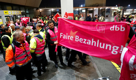 Mehr als 500 Beschäftigte beteiligten sich am Ausstand (Berlin-T...