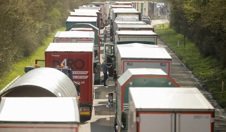 Kein Durchkommen. Lkw-Fahrer wehren sich gegen die gefährlichen ...