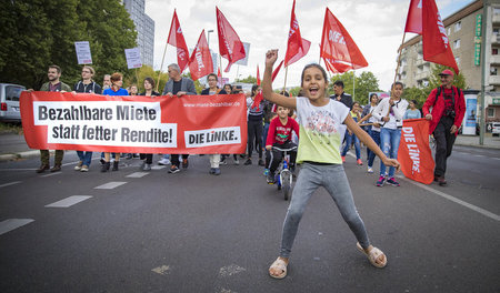 Raus aus den bequemen Büros: Politiker von Die Linke bei der Auf...