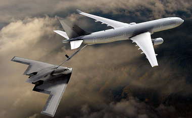 Airbus-Flugzeug bei der Betankung eines B-2-Tarnkappenbombers (i...