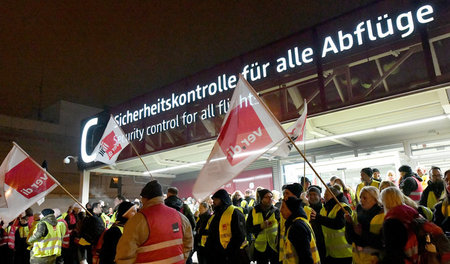 Wehende Fahnen am Flughafen Schönefeld. Die Beschäftigten kämpfe...