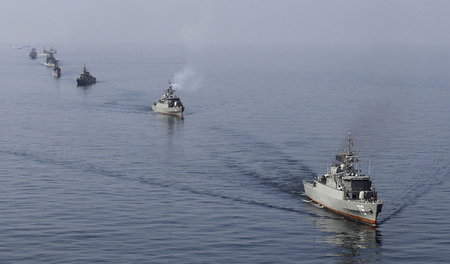 Marineschau der iranischen Streitkräfte in der Straße von Hormus...