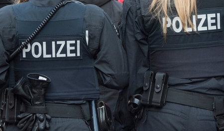 Gegen Kollegen wird ermittelt: Polizeistreife in Frankfurt am Ma...