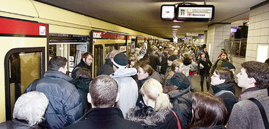 Auf den Berliner S-Bahnsteigen wird das Gedränge in den kommende... Auf den Berliner S-Bahnsteigen wird das Gedränge in den kommende...
