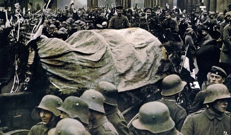 Berlin, Anfang Januar 1919: Regierungstreue Soldate am Brandenbu...