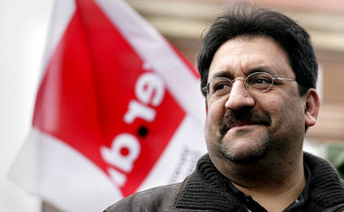 Busfahrer als Streikposten: Tuncay Aslan vor dem Omnibusbetriebs... Busfahrer als Streikposten: Tuncay Aslan vor dem Omnibusbetriebs...