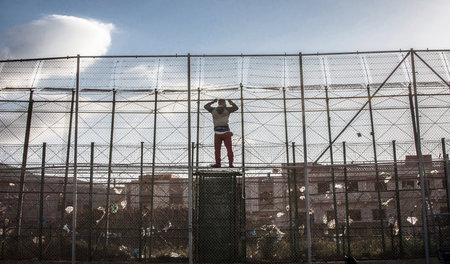 Immer wieder versuchen Flüchtlinge, in die spanische Exklave Mel...