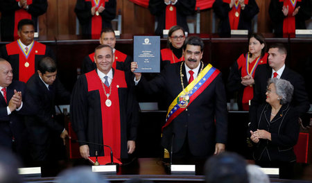 Venezuelas Präsident Nicolás Maduro mit der Urkunde seiner Verei...