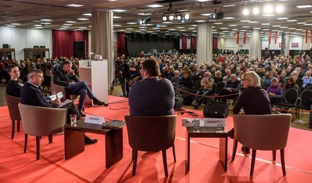 Die Teilnehmerinnen der Podiumsdiskussion (v. l. n. r.): Ulrich ...