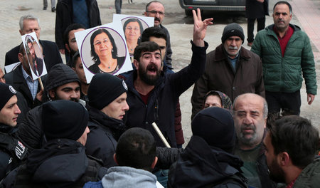 Unterstützer von Leyla Güven demonstrieren in Diyarbakir (12.1.2...
