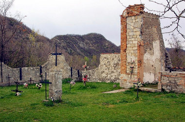Kreuze erinnern im italienischen Marzabotto an das SS-Massaker a... Kreuze erinnern im italienischen Marzabotto an das SS-Massaker a...