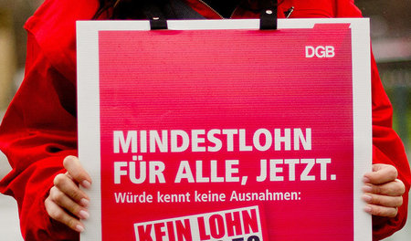 Der Mindestlohn ist nur das gesetzlich festgelegte Existenzminim... Der Mindestlohn ist nur das gesetzlich festgelegte Existenzminim...