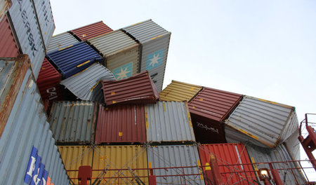 Die rund 400 ineinander verkeilten Container der »MSC Zoe« solle... Die rund 400 ineinander verkeilten Container der »MSC Zoe« solle...