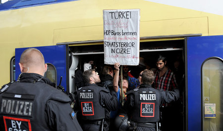 Wer steigt aus, wer steigt ein? Polizeibeamte und linke Demonstr... Wer steigt aus, wer steigt ein? Polizeibeamte und linke Demonstr...